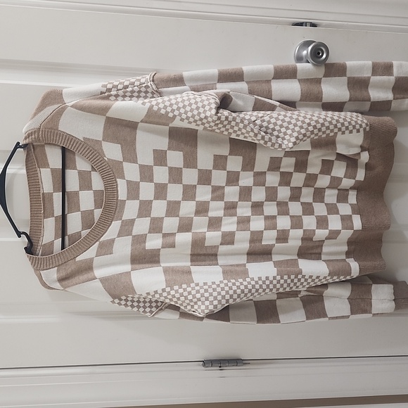 Sweaters - Checkered Sweater in Beige and White